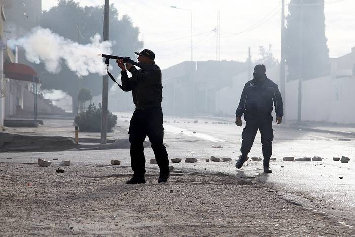 Policías tunecinos durante una manifestación, ayer en Kasserine. 
 · Foto: Hatem Salhi