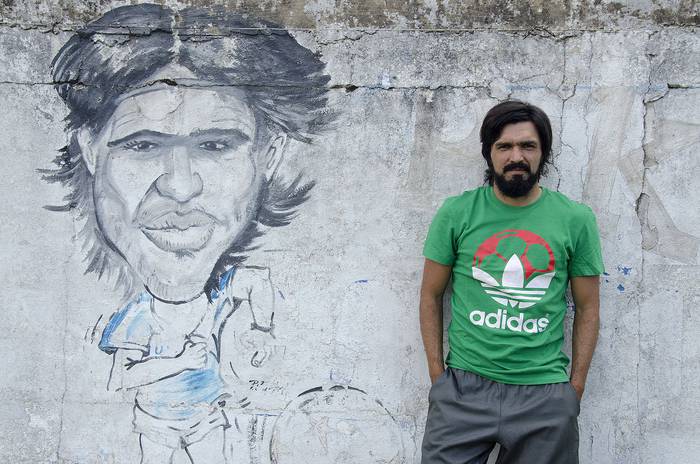 Jorge Cazulo en la cancha de Urusol de Maldonado junto a un mural que lo homenajea. · Foto: Alessandro Maradei