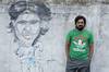 Jorge Cazulo en la cancha de Urusol de Maldonado junto a un mural que lo homenajea. · Foto: Alessandro Maradei Jorge Cazulo en la cancha de Urusol de Maldonado junto a un mural que lo homenajea. · Foto: Alessandro Maradei