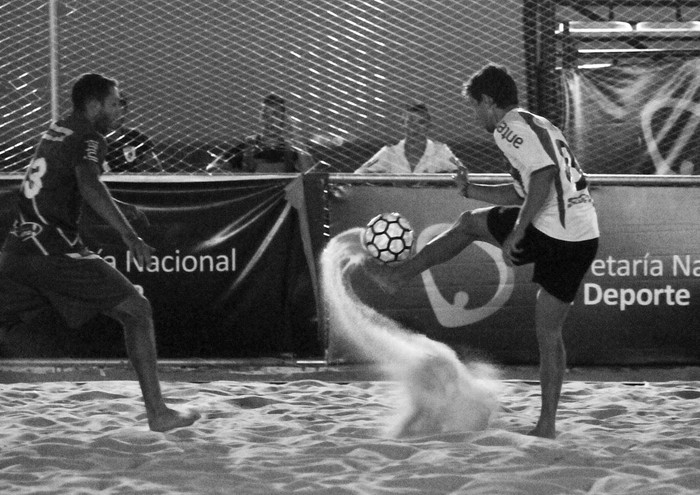 Estéfano Verdier, de Rampla Juniors, y Ricardo Rodríguez, de Boston River, el lunes, en el estadio de la playa Pocitos Foto: Federico Gutiérrez Estéfano Verdier, de Rampla Juniors, y Ricardo Rodríguez, de Boston River, el lunes, en el estadio de la playa Pocitos Foto: Federico Gutiérrez