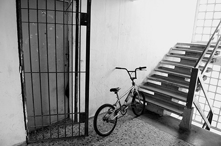 Pasillo del primer piso del edificio CH 20 en la Rambla República Argentina. / Foto: Javier Calvelo (archivo, enero de 2014)
Pasillo del primer piso del edificio CH 20 en la Rambla República Argentina. / Foto: Javier Calvelo (archivo, enero de 2014)
