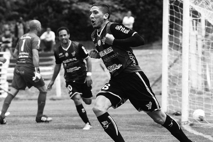 Santiago Silva tras el primer gol de Cerro, ayer, en el Parque Roberto. Foto: Pablo Vignali Santiago Silva tras el primer gol de Cerro, ayer, en el Parque Roberto. Foto: Pablo Vignali