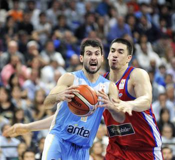 Bruno Fitipaldo, de Uruguay, y Jorge Bryan Díaz, de Puerto Rico, durante el partido del 28 de noviembre en el Antel Arena. Bruno Fitipaldo, de Uruguay, y Jorge Bryan Díaz, de Puerto Rico, durante el partido del 28 de noviembre en el Antel Arena.