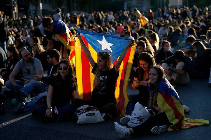 Movilización pro independentista, ayer, en Barcelona. · Foto: Pau Barrena, AFP