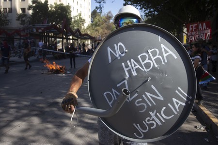 Protesta contra el gobierno de Sebastián Piñera, el sábado, en Santiago de Chile. Protesta contra el gobierno de Sebastián Piñera, el sábado, en Santiago de Chile.