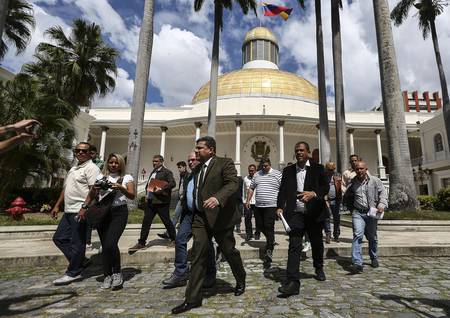 El legislador Luis Parra (c) llega a una conferencia de prensa, ayer, en Caracas. · Foto: Pedro Rances, AFP El legislador Luis Parra (c) llega a una conferencia de prensa, ayer, en Caracas. · Foto: Pedro Rances, AFP