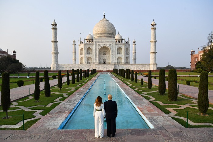 El presidente de los Estados Unidos, Donald Trump, y la primera dama Melania Trump, ayer, en el Taj Mahal en Agra, India.
 · Foto: Mandel Ngan, AFP