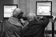 Dos personas observan en un monitor del parqué madrileño las fluctuaciones de la bolsa española que se mantiene
en zona de mínimos anuales. 