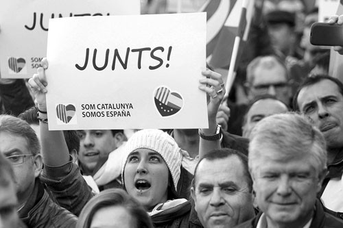 Miles de ciudadanos se manifiestan en el centro de Barcelona en defensa de la Constitución bajo el lema “¡Juntos! Por un futuro
democrático y plural”. Foto: Marta Pérez, Efe