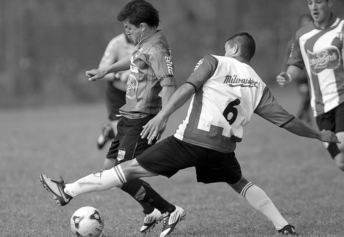 Nicolás Núñez, de Rampla Juniors, y Martín Arguiñarena, de Villa Teresa, en el estadio Olímpico. (archivo, noviembre de 2013) · Foto: Pedro Rincón