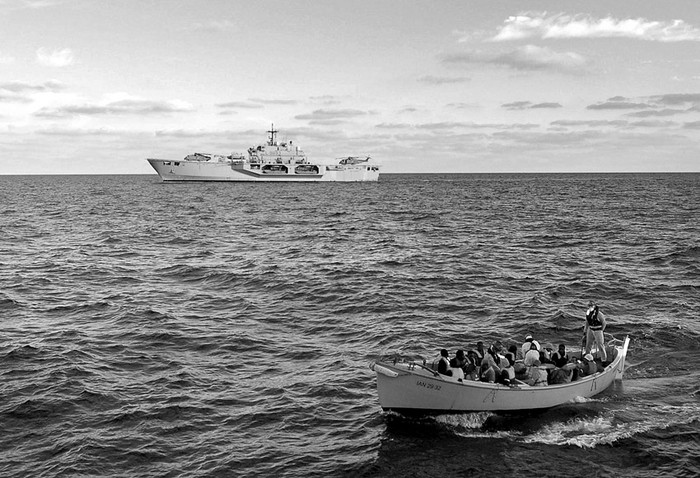Algunos de los 233 inmigrantes indocumentados, entre ellos siete mujeres, rescatados por la Marina, ayer, a unas 80 millas al sur de la isla de Lampedusa (Italia).  · Foto:  s/d de autor, oficina prensa marina italia, efe