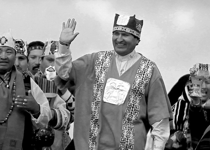 Evo Morales, en el ritual de investidura como líder indígena, ayer, en las ruinas precolombinas de Tiahuanaco, Bolivia.
Foto: Martín Alipaz, Efe