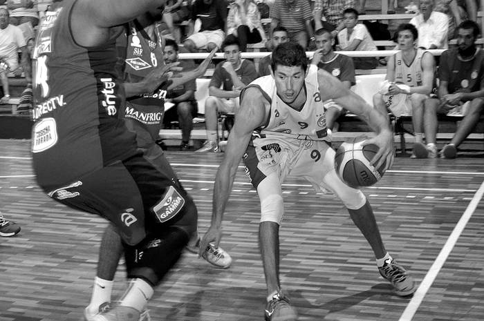 Gustavo Barrera, de Hebraica y Macabi, en el partido con Goes, el sábado, en la cancha de Tabaré. Foto: Juan Manuel Ramos