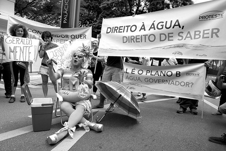 Protesta por la crisis hídrica, el lunes, frente el Palacio de los Bandeirantes, sede del gobierno del estado de San Pablo (Brasil).
Foto: Sebastião Moreira, Efe Protesta por la crisis hídrica, el lunes, frente el Palacio de los Bandeirantes, sede del gobierno del estado de San Pablo (Brasil).
Foto: Sebastião Moreira, Efe