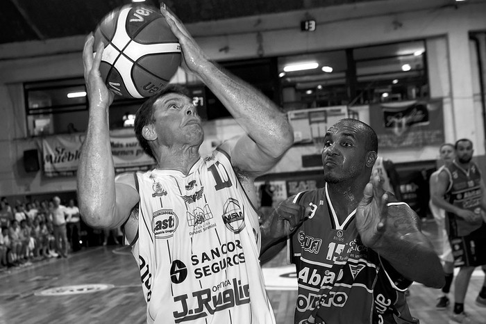 Luis Silveira, de Olimpia, y Ramel Allen, de Sayago, el miércoles en la cancha de Atenas. Foto: Nicolás Celaya