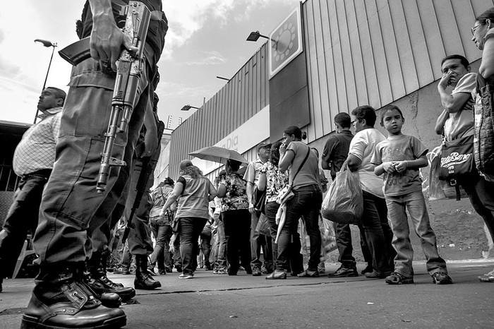 Varias personas hacen cola afuera de un supermercado, el martes, en Caracas (Venezuela). Foto: Miguel Gutierrez, Efe
