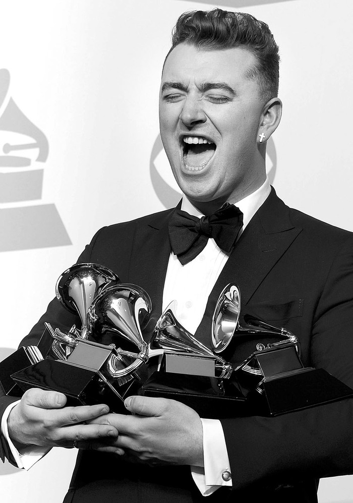 Sam Smith con los premios Grammy, el domingo, en Los Ángeles, California, Estados Unidos. Foto: Paul Buck, Efe