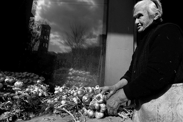Una mujer vende ajo, ayer, en un mercado de la ciudad de Atenas, Grecia. Foto: Simela Pantzartzi, Efe
