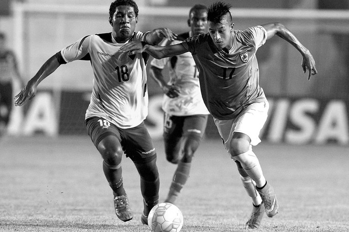 Peter Valencia, de Ecuador, y Robert Ergas, de Uruguay, el sábado, en el estadio Erico Galeano de la localidad de Capiatá (Paraguay). Foto: Andrés Cristaldo, Efe