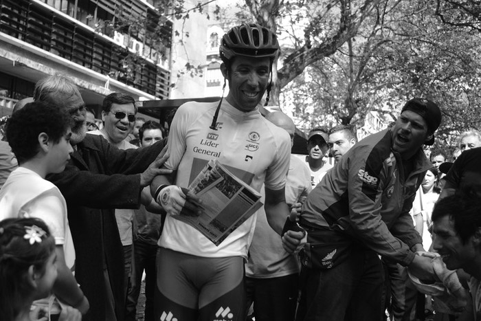 Carlos Oyarzún, de la selección de Chile, luego de ganar la 72ª edición de la Vuelta Ciclista del Uruguay, ayer, en el Centro de Montevideo. Foto: Pablo Vignali