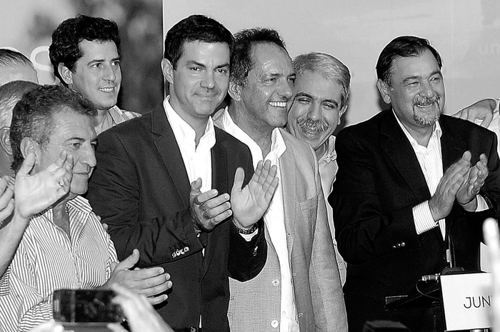 Juan Manuel Urtubey, gobernador de Salta (2i), y Daniel Scioli, gobernador de la provincia de Buenos Aires (2d), ayer, tras la victoria electoral en Salta, Argentina. Foto: Julián Alvarez, Efe