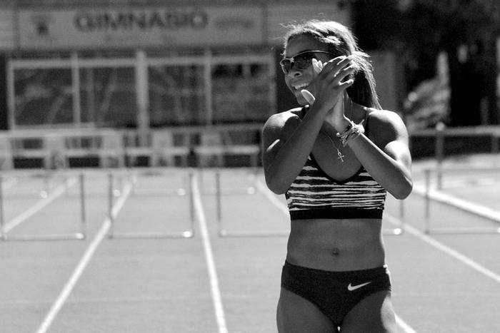 Déborah Rodríguez, luego de ganar la prueba de 400 metros con vallas, ayer, en la pista oficial de atletismo. Foto: Pablo Vignali