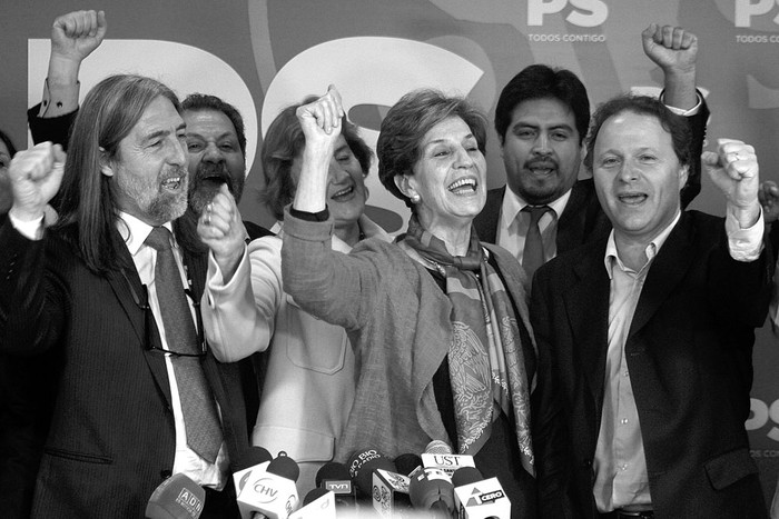 Isabel Allende (c), senadora chilena, junto a su equipo de trabajo y a los senadores Juan Pablo Letelier (i) y Alfonso de Urresti (d) durante una rueda en la sede del Partido Socialista, el lunes, en Santiago de Chile. Foto: Elvis González, Efe