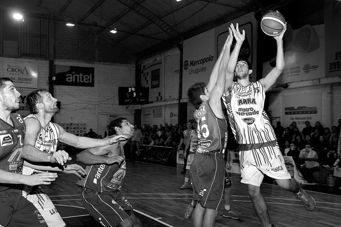 Unión Atlética y Larrañaga, el sábado, en la cancha de Unión Atlética. Foto: Juan Manuel Ramos