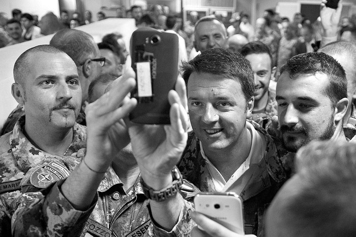 Matteo Renzi (c), primer ministro italiano, ayer, durante su visita a los militares italianos en la base de Herat, Afganistán. Foto: Tiberio Barchielli, Efe