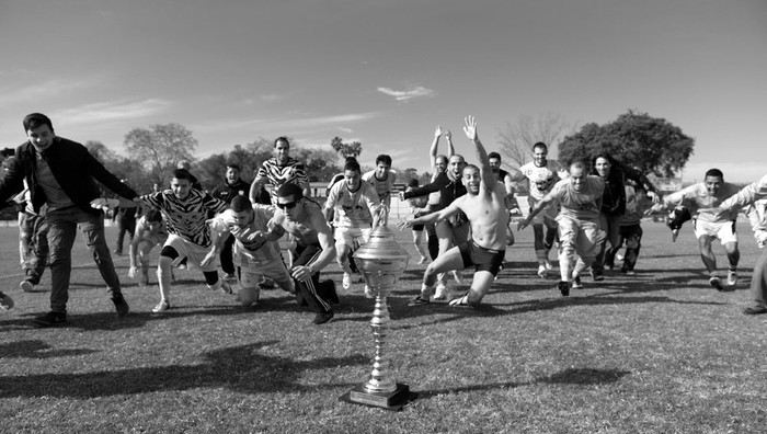 Los jugadores de Villa Teresa festejan el ascenso a Primera División, el sábado, en el Parque Viera. • Foto: Santiago Mazzarovich