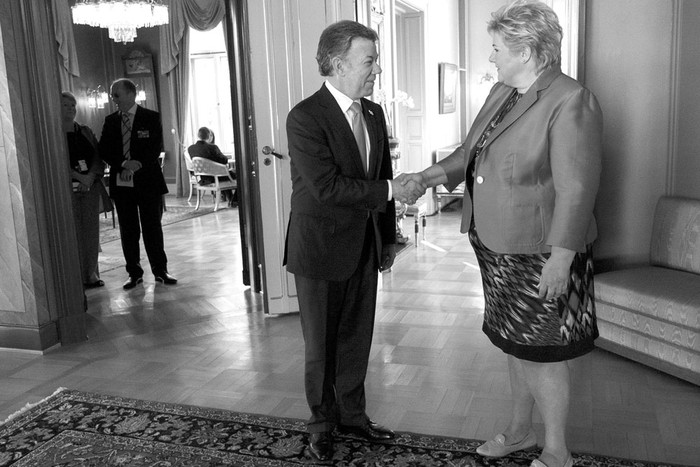 Erna Solberg, primera ministra noruega, y el presidente colombiano, Juan Manuel Santos, ayer, en Oslo, Noruega. Foto: Torstein Boe, Efe