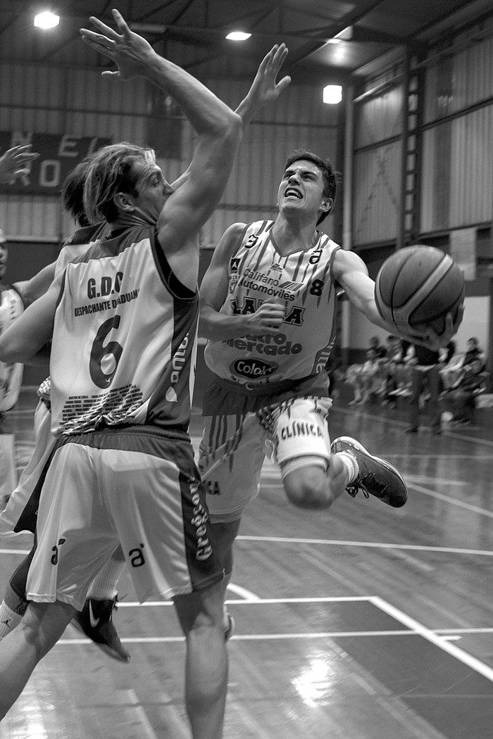 Ezequiel Dentis, de Olivol Mundial, y Juan Galleto, de Larrañaga, el sábado, en la cancha de Olivol Mundial. Foto: Santiago Mazzarovich