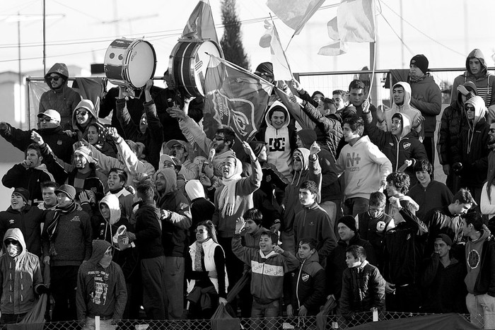Hinchas de Juventud Unida de Libertad. Foto: Sandro Pereyra (archivo, julio de 2015)