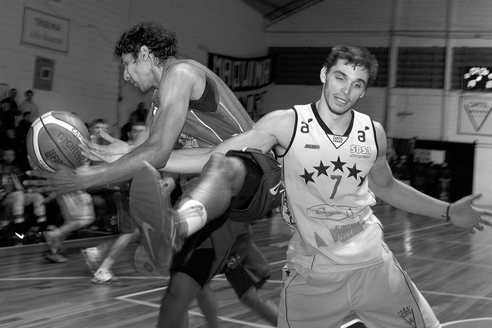Hugo Timote, de Unión Atlética, y Gonzalo Iglesias, de Capitol, el sábado, en la cancha de Capitol. Foto: Santiago Mazzarovich