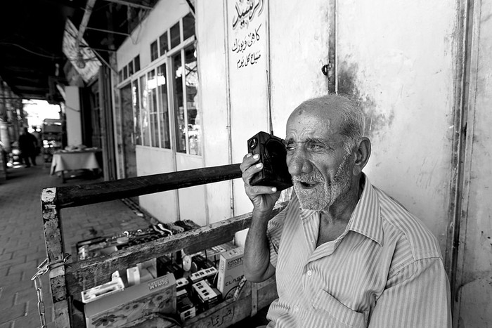 Un iraquí escucha en la radio el discurso del presidente del Parlamento Salim al Juburi, ayer, en el centro de Bagdad, Irak. Foto: Sabah Arar, AFP