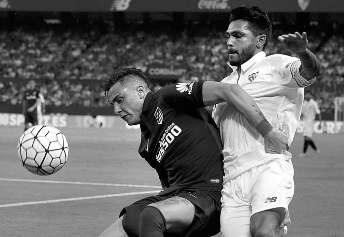 José María Giménez, de Atlético de Madrid, y Benoît Trémoulinas, de Sevilla, ayer, en el estadio Ramón Sánchez Pizjuan, en Sevilla, España. Foto: Paco Puentes, EFE