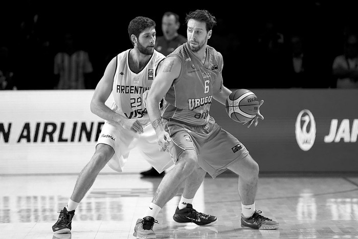 Mauricio Aguiar (d), de Uruguay, y Patricio Garino, de Argentina, ayer, en el Palacio de los Deportes, en Ciudad de México. Foto: José Méndez, Efe