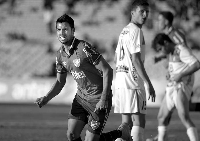 Alejandro Barbaro, de Nacional, festeja un gol a Juventud, el sábado, en el estadio Centenario. Foto: Santiago Mazzarovich
