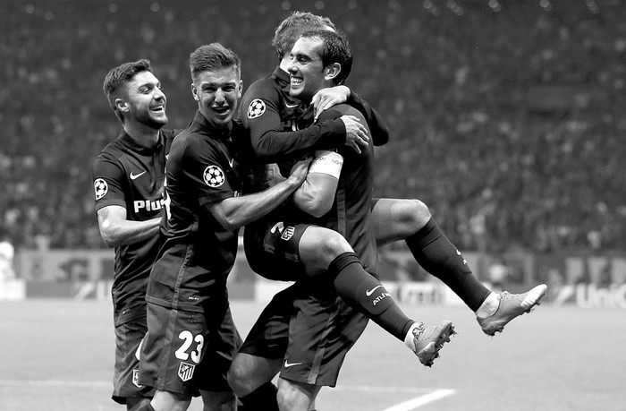 Los jugadores de Atlético de Madrid Antoine Griezmann (2d), Diego Godín (d), Luciano Vietto (2i) y Guilherme Siqueira (i) festejan un gol a Galatasaray, ayer, en Estambul, Turquía. Foto: Tolga Bozoglu, Efe