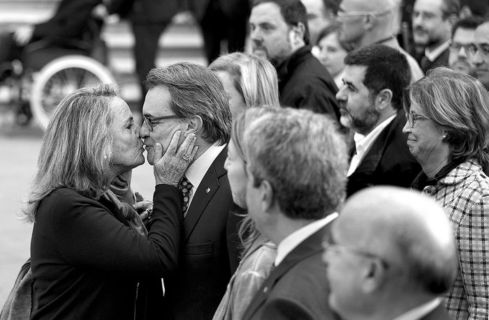 Artur Mas, presidente de la Generalitat, y su esposa Helena Rakosnik, ayer, antes de entrar en el Tribunal Superior de Justicia de Cataluña. Foto: Andreu Dalmau, Efe