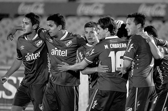 Los jugadores de Nacional festejan el segundo gol a Fénix, el sábado en el estadio Centenario. Foto: Santiago Mazzarovich