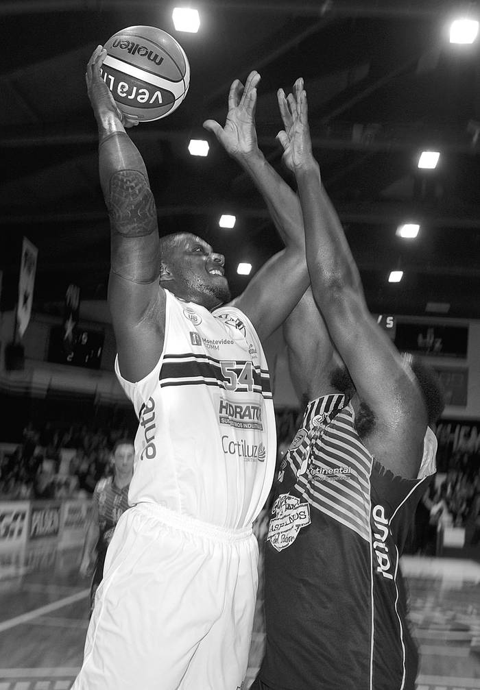 Brian Craig, de Bohemios (i), y Greg Diligard, de Atenas, el sábado en la cancha de Bohemios. Foto: Santiago Mazzarovich