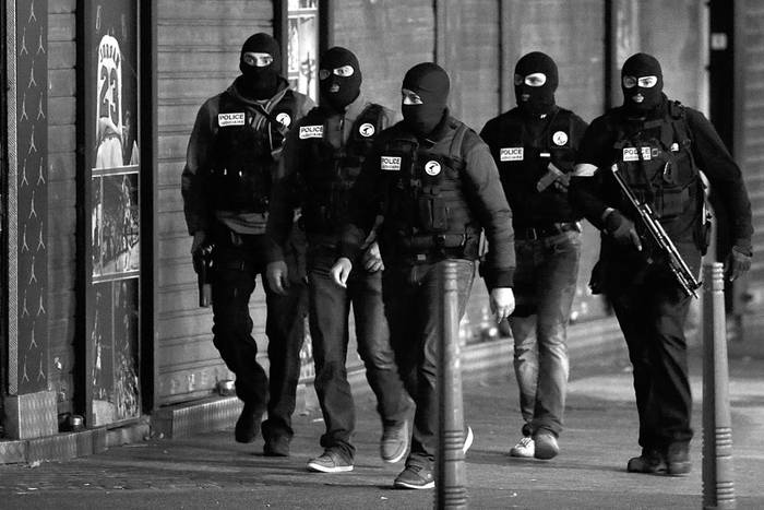 Policías franceses patrullan en un suburbio al norte de París, ayer, en busca de cómplices de los atacantes. Foto: Kenzo Tribouillard, AFP