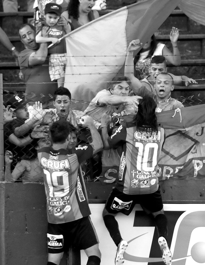 Cristian Olivera celebra el quinto gol de Rampla Juniors a Cerro Largo, el sábado, en el estadio Olímpico. Foto: Santiago Mazzarovich
