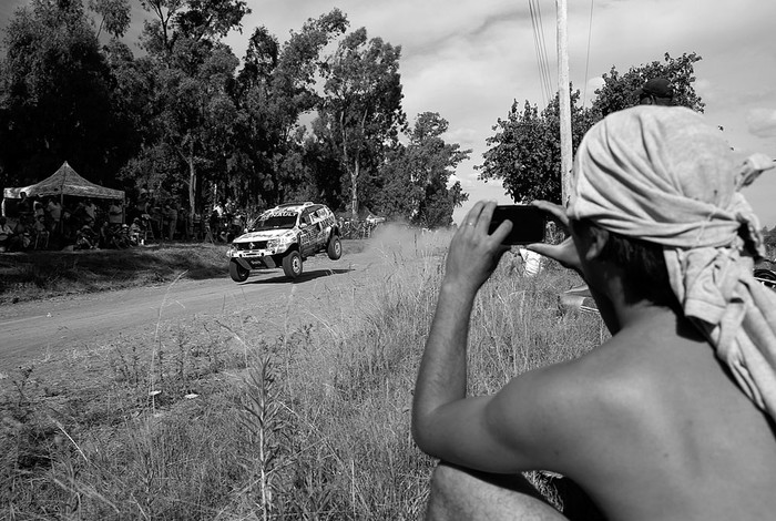 El piloto Christian Lavieille y su copiloto Jean-Michel Polato, del equipo francés Renault, en la etapa Prólogo del rally Dakar 2016, el sábado, en Rosario, Argentina. Foto: Felipe Trueba, Efe