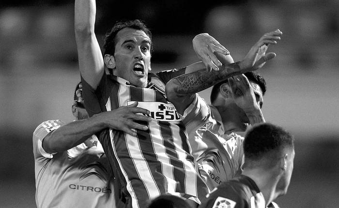 Diego Godín, de Atlético de Madrid, durante el partido con Celta, ayer, en el estadio
de Balaídos, en Vigo, España. Foto: Miguel Riopa, Afp