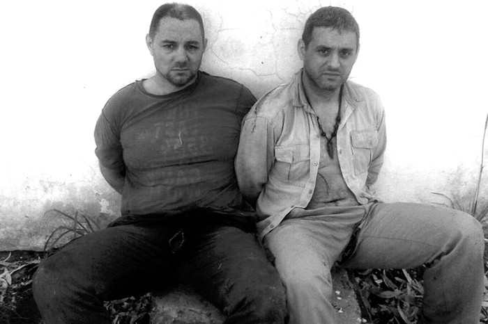 Cristian Lanatta (i) y Víctor Schillaci tras ser detenidos, ayer en Cayastá, provincia de Santa Fe. Foto: Afp, s/d de Autor