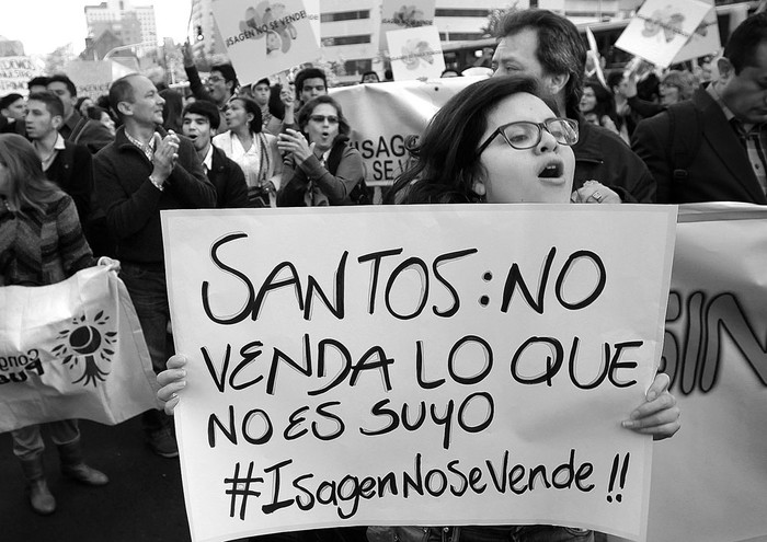 Manifestación en contra de la venta de la generadora eléctrica Isagen, el miércoles en Bogotá, Colombia.
Foto: Mauricio Dueñas Castañeda, Efe