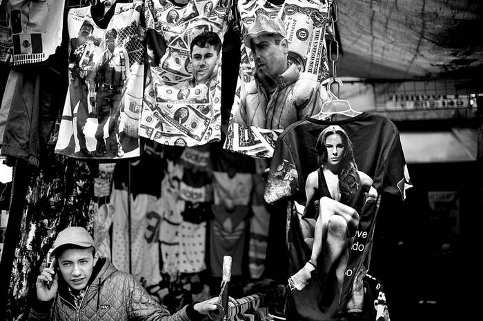 Puesto callejero con camisetas con fotos de Joaquín Chapo Guzmán y la actriz mexicana Kate del Castillo,
el 29 de enero en el barrio de Tepito, en Ciudad de México. Foto: Yuri Cortez, Afp