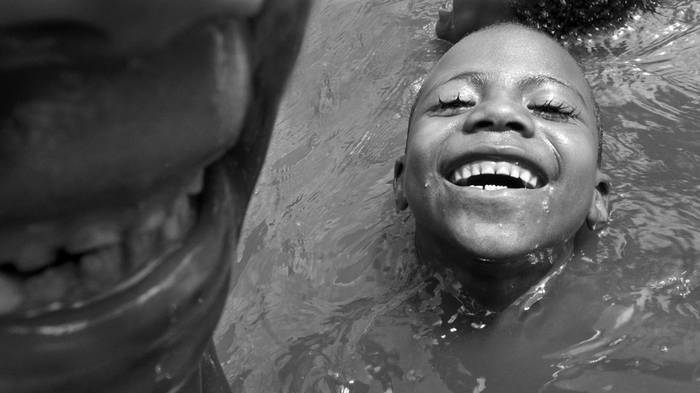 Niños bañándose en el río Quilombo -comunidad de ex esclavos- de São Raimundo, Alcântara, Maranhão, Brasil. Foto: João Ripper, "2009